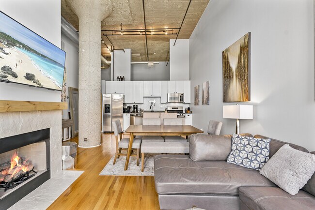 Building Photo - 758 N Larrabee St