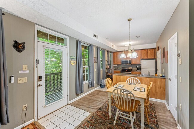 Building Photo - 1052 Twin Oaks Rd