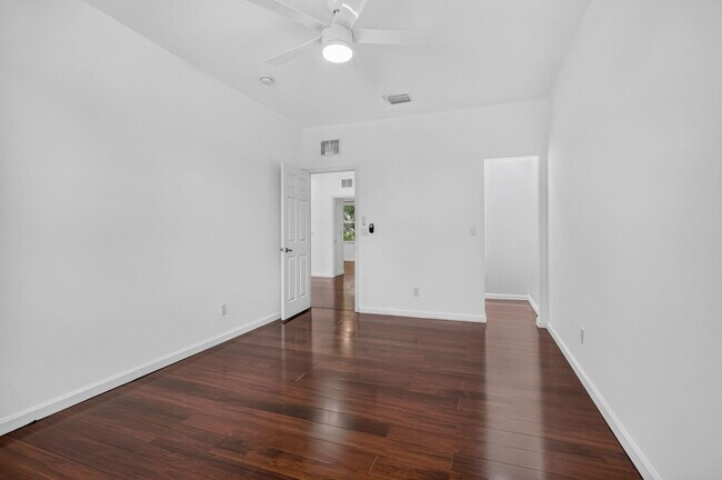 Building Photo - 9479 Sedgewood Dr