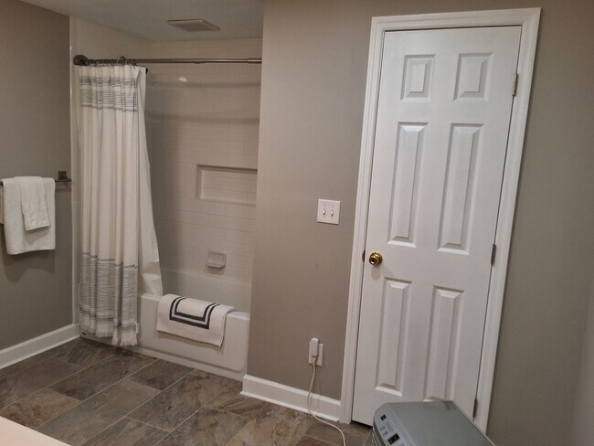 Building Photo - Knoxville 37914 - FULLY FURNISHED! 3 bedroom, 2 bath home - SHORT TERM LEASE AVAILABLE - Contact ...