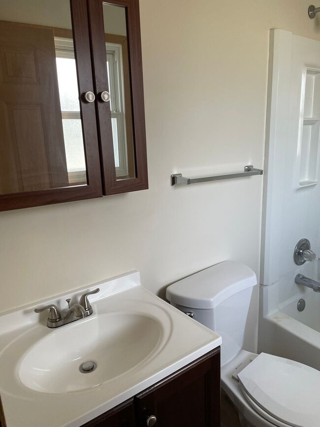 Building Photo - 1 Bedroom, 1 Bathroom Townhouse in LeClair...