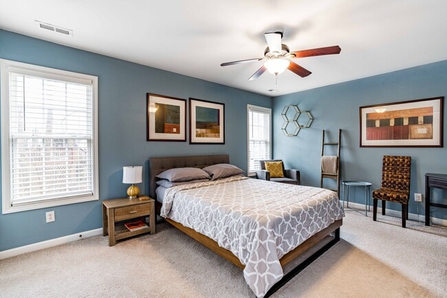 Building Photo - 2 Bedroom + Loft Townhome in Prime Raleigh...