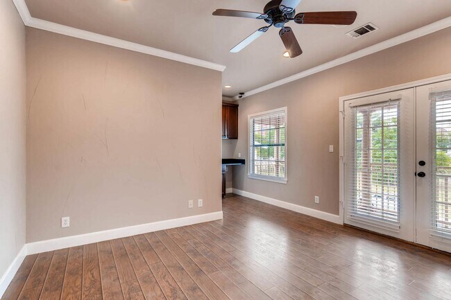 Building Photo - 906 Juniper St, Austin, Texas 78702