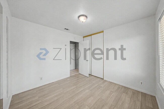 Building Photo - Unit