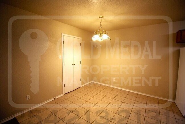 Building Photo - 2701 Alma Dr