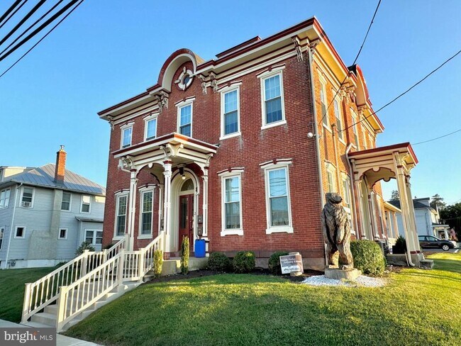 Primary Photo - 2 E Penn Ave
