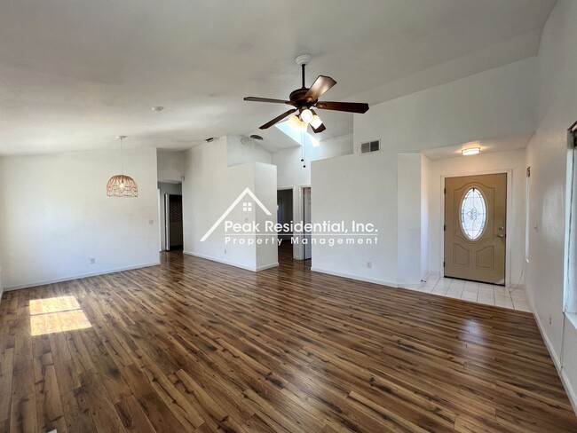 Building Photo - Wonderful 3bd/2ba Elk Grove Home with Garage!