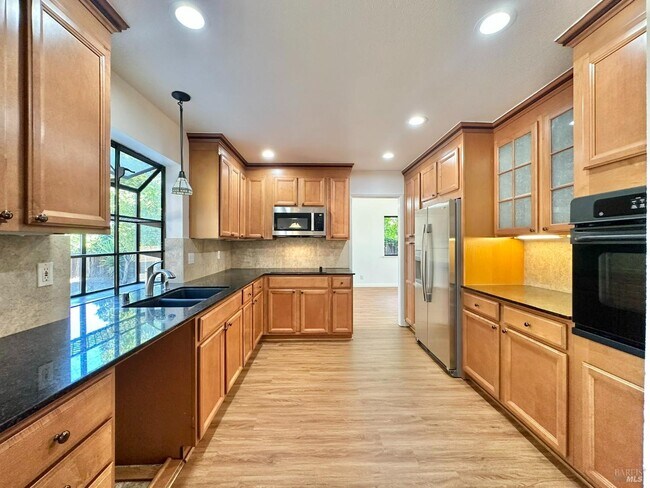 Building Photo - 768 Rose Dr