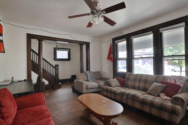 Building Photo - GREAT OSU SOUTH CAMPUS LOCATION - Ridiculously Nice back deck and off-street parking for everyone