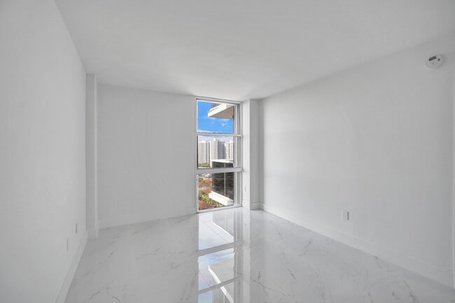 Building Photo - 3625 N Country Club Dr