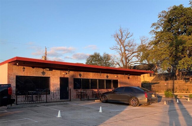 Building Photo - 1133 E 7th St