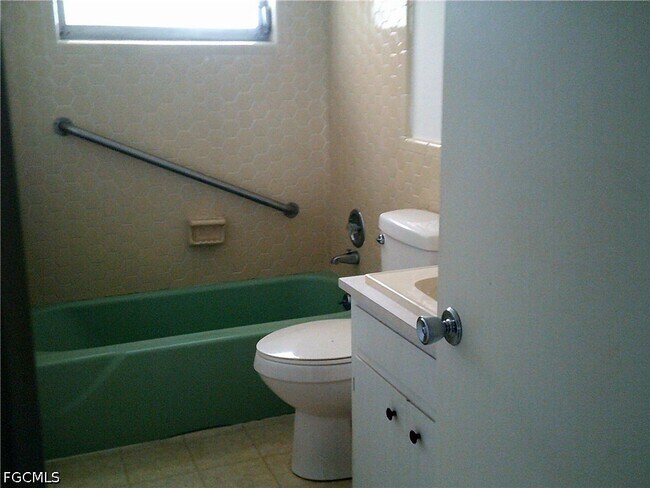 Building Photo - 1405 Juddale St E