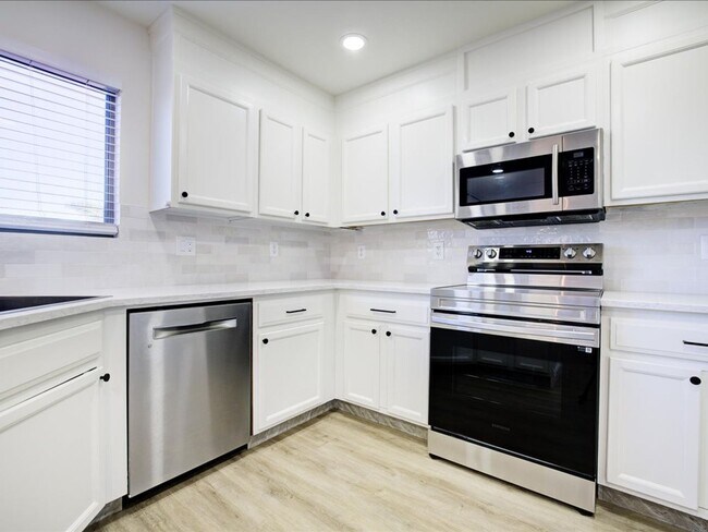 Building Photo - ** WOW $500.00 OFF FIRST FULL MONTHS RENT ...