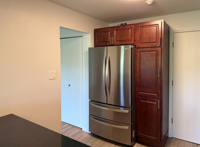 Building Photo - 325 Memory Ln