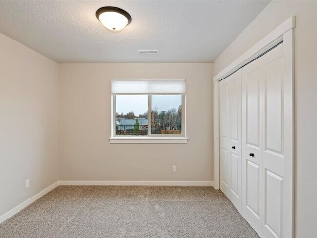 Building Photo - Free September Rent!  Beautiful Newer 4 Bed, 3 Bath located in the heart of Meridian - available ...