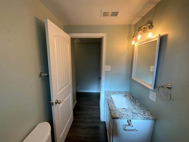 Building Photo - 3 Bedroom Updated Single Story Home Availa...