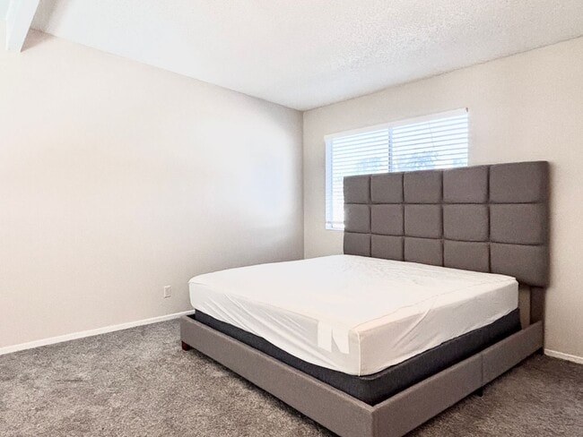 Building Photo - Loft-Style Townhouse for Rent!