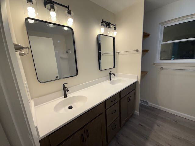 Building Photo - Newly Renovated Duplex unit in North Peoria