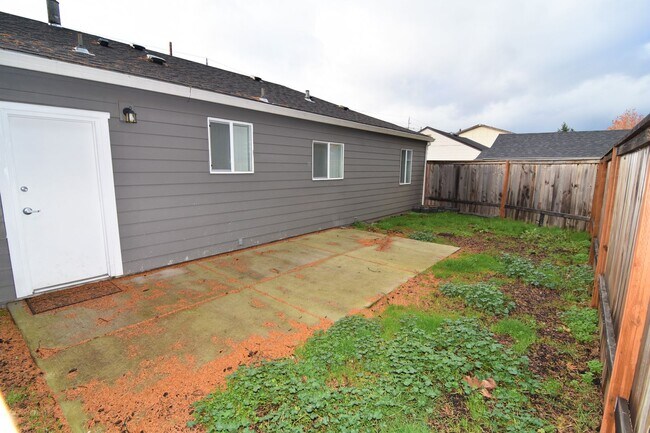 Building Photo - 5320 SE 122nd Ave