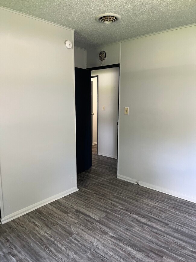 Building Photo - 206 Lindenwood-