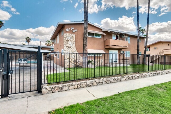 Building Photo - 2 bedroom 1 bath AVAILABlE NOW