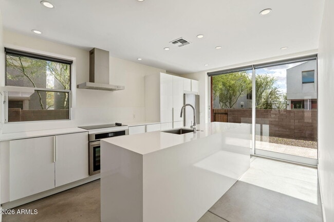 Building Photo - 1337 E Polk St