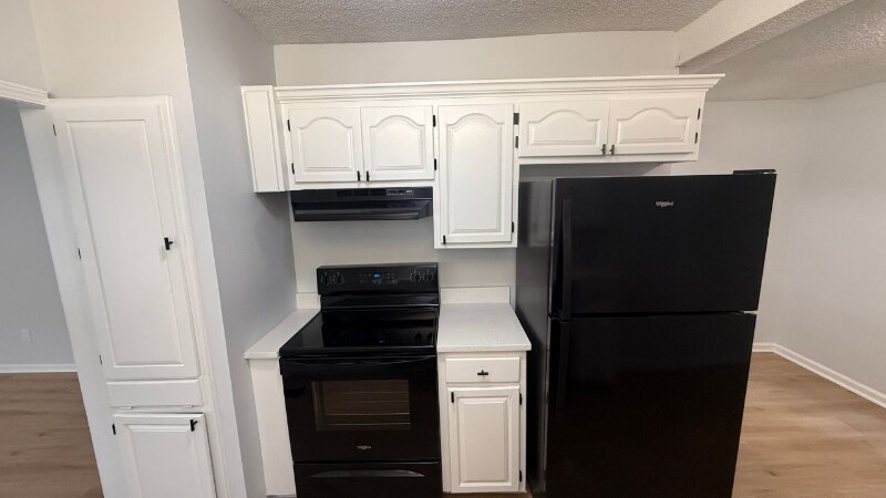 Building Photo - 907 S Cedar Ave