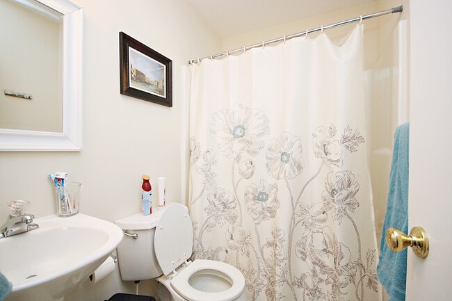 Building Photo - Pet Friendly, One Level Living in Johnson ...