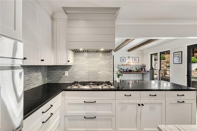 Building Photo - 1100 Kingston Dr NE