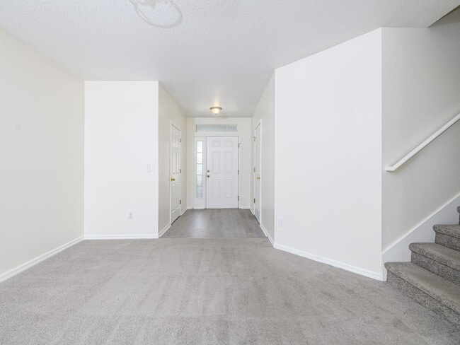 Building Photo - Riverview Townhome