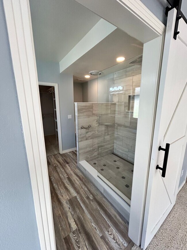 Building Photo - Spacious Duplex with 3-Car Garage & Private Patio!