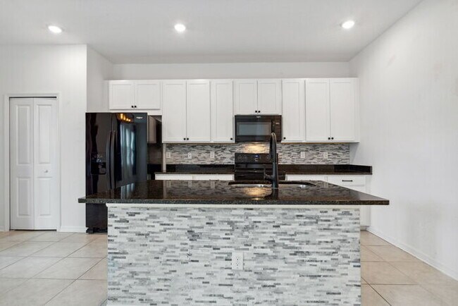 Building Photo - 3 bedroom, 2.5 bath, 2 car garage Home in ...