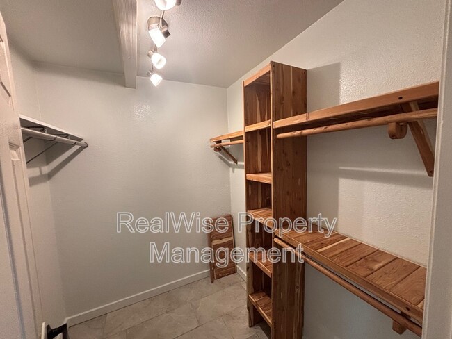 Building Photo - 364 W Selmar Ct