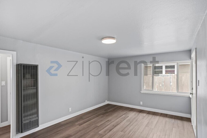 Building Photo - 743 Miller St