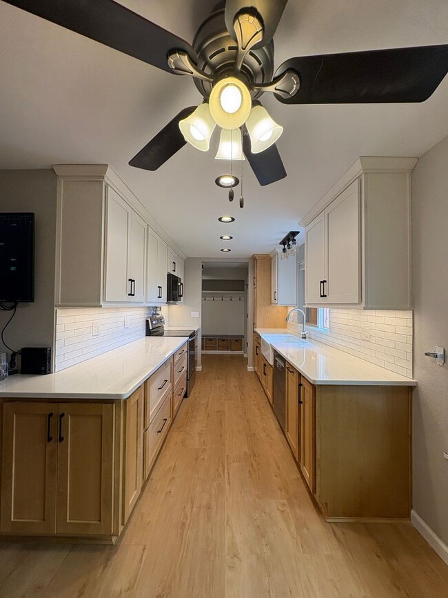 Building Photo - 1533 Ridgeview Ct