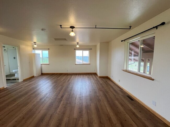 Building Photo - Marilann CT