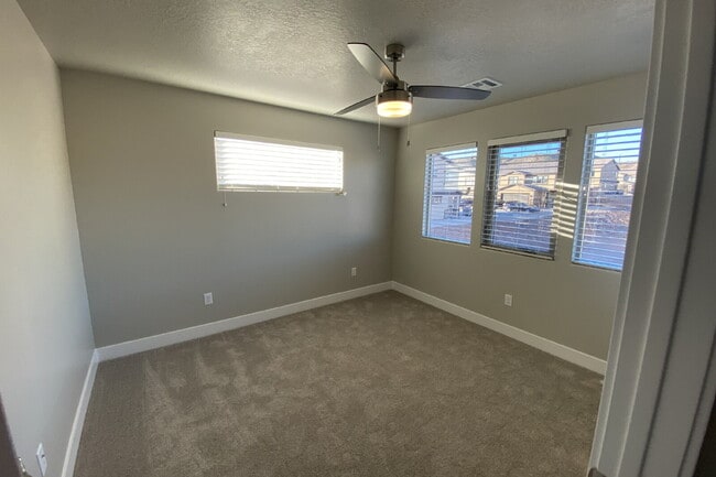 Building Photo - "Spacious 4-Bed Townhouse Oasis with 2.5 Baths in Scenic Hurricane, UT!"