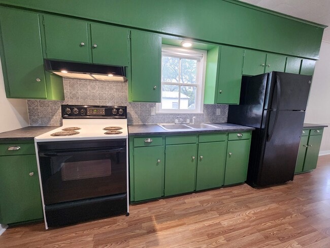 Building Photo - 131 Anne St