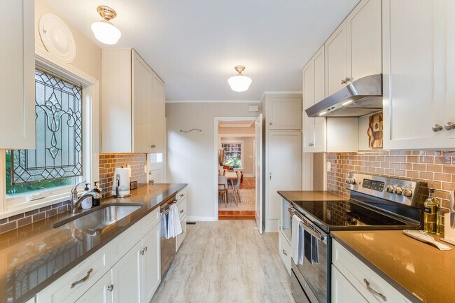 Building Photo - 1706 Warren Ave N