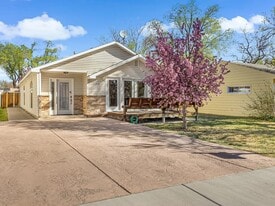 Building Photo - 1420 Pinyon Ave