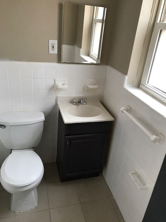 Building Photo - One bedroom charmer close to St Francis Park