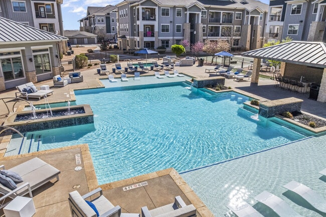 Building Photo - The Woodford on Mockingbird