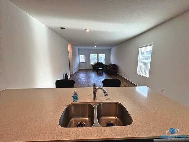 Building Photo - 124 Rooster Wy