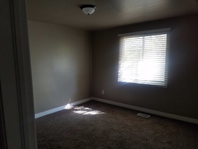 Building Photo - Available August 1st! 3 bed 1 bath, fully ...