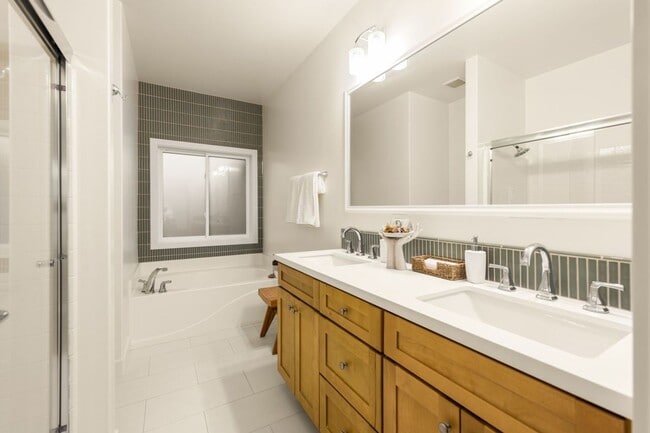 Building Photo - Downtown Craftsman