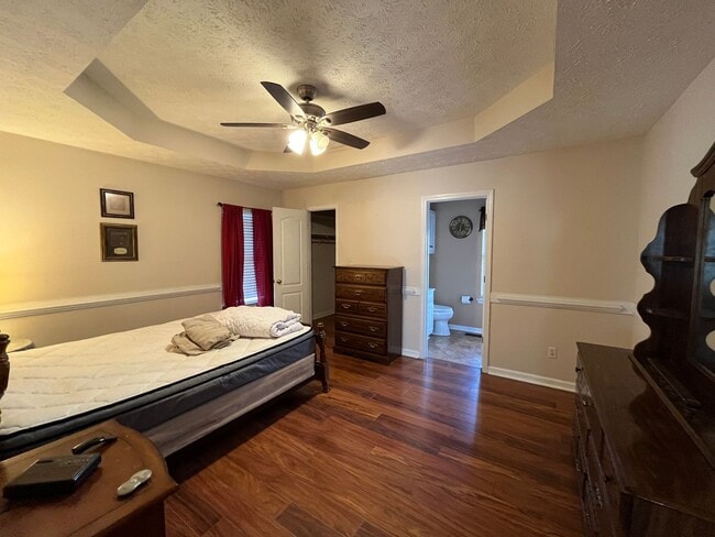 Building Photo - 3 Bedroom, 2 Bathroom - Home in Calhoun!