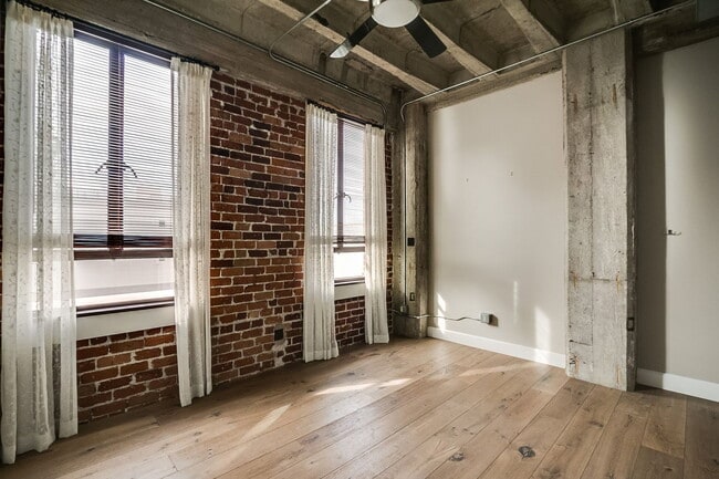 Building Photo - 114 W Adams St