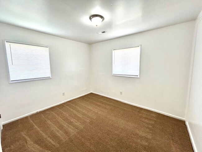 Building Photo - 3 BEDROOM/ 1 BATH COTTAGE WITH LARGE BACK ...