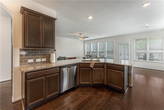 Building Photo - 141 Cres Heights Dr