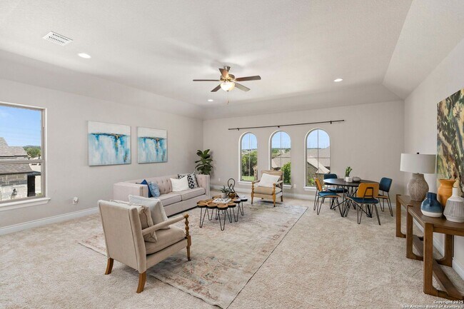 Building Photo - Charming Home Awaits: Spacious & in a Prime Location